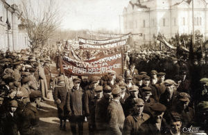 Työläisten kulkue Petroskoissa Vapauden aukiolla vuonna 1928. Banderollissa lukee "Ryhdytään rakentamaan kivestä".