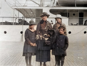 Edvard Gyllingin puoliso Fanny Gylling ja lapset lähdössä Tukholmasta 1921.