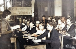 Petroskoin keskikoulun numero 2 oli suomalainen koulu. Kuvassa kahdeksas luokka oppitunnilla vuonna 1935.