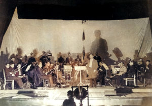 Petroskoin radiokomitean sinfoniaorkesteri kiertueella, todennäköisesti Sortavalassa. Kapellimestarina Leopold Teplitski. Petroskoin radiokomitean sinfoniaorkesteri kiertueella, ehkä Sortavalassa. Kapellimestarina Leopold Teplitski.