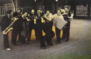 Soitinyhtye Petroskoin kesäpuistossa 1930-luvun alussa. Keskellä mukana trumpetisti Allan Sihvola.
