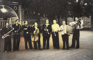 Soitinyhtye Petroskoin kesäpuistossa 1930-luvun alussa. Keskellä mukana trumpetisti Allan Sihvola.