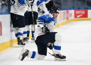Roni Hirvonen gjorde Finlands 3–3-kvittering i matchen. Roni Hirvonen med ett knä på isen.