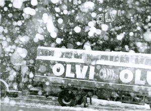 Olvin olutrekat lähtevät liikelle tasan keskiyöllä 1968-69 vuodenvaihteessa Olvin keskiolutrekat lähdössä liikkelle uudenvuodenyönä 1969