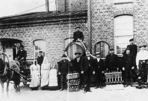 Kaljatehtaan työntekijöitä panimon tiilirakennuksen edessä lappeenrannassa