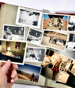 Henkilökohtaiset valokuva-albumit ovat muistoja kollegiaalisesta ystävyydestä, yhteisistä ulkomaanmatkoista ja snapshot-kuvaamisesta. Albumissa näkyy matkakuvia 1980–90-luvuilta Nepalista, Egyptistä ja Pohjois-Afrikan rannikolta. Avattu valokuva-albumin aukeama, käsi pitelee yhtä valokuvaa.