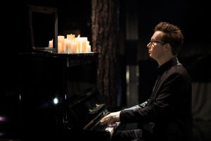 Janne Rintala soittaa mustiin pukeutuneena mustaa pianoa jonka päällä on kynttilöitä. Hän soittaa kappaletta Dannyn UMK-esiintymisessä.