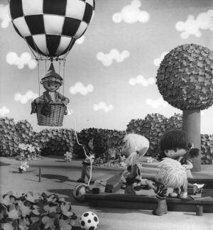 Unser Sandmännchen anländer till en lekplats i luftballong i ett avsnitt från år 1977. Das Sandmännchen (John Blund), en östtysk animationsserie för barn.