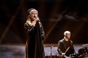 Haloo Helsinki esittää biisinsä  Lady Domina UMK21-lavalla.