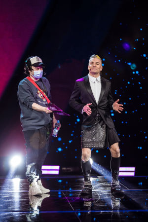 Show team -tuottaja Elias Koskimies tuo Antti Tuiskulle juontokortteja.