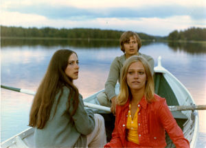 Tuire Salenius, Heikki Kinnunen ja Marja-Leena Kouki elokuvassa Aatamin puvussa... ja vähän Eevankin (1971).