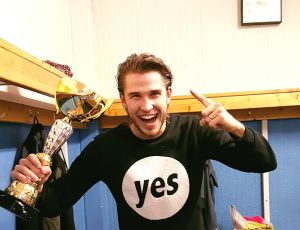 Samuel Jyringin kasvokuva, hän katsoo kameraan