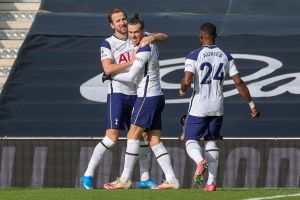 Gareth Bale (i mitten) gjorde 2+1 mot Burnley. Harry Kane, Gareth Bale och Serge Aurier firar mål.