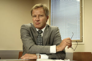 Ihmisten puolueen puheenjohtaja, diplomi-insinööri Tapani Riihimäki (Taneli Mäkelä) vuonna 2008.