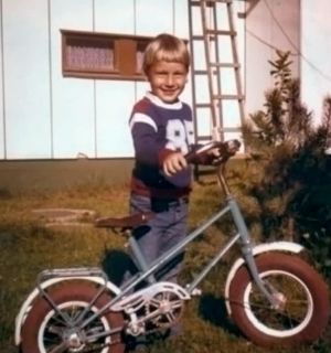 Jarkko pikkupoikana uuden pyöränsä kanssa. Jarkko Stenius lapsena uuden pyörän kanssa.