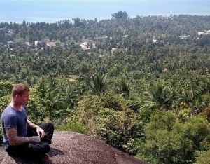 Jarkko ja hiljaisuus, 2011. Ex-thainyrkkeilijä Jarkko Stenius meditoi kivellä, kaunis vehreä thaimaalainen maisema, kuvattu vuonna 2011.