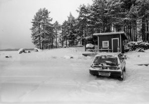Honda Civic -merkkinen henkilöauto järven jäällä 1980-luku.