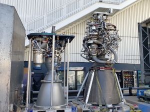 SpaceX kraftkällor, motorerna Merlin (t.v.) och Raptor. SpaceX raketmotorer Merlin och Raptor.