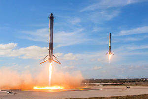 Två Falcon Heavy-boosters som landar efter utfört uppdrag. Två Falcon 9-raketer som landar.