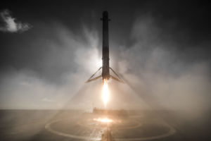En Falcon 9-booster landar efter att ha skjutit ut en Iridium-kommunikationssatellit i rymden. SpaceX-booster som landar på en pråm.
