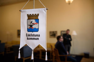 Industristaden Eskilstuna har länge letts av socialdemokraterna. Eskilstunas vapen på flagga: ett städ och en slägga.