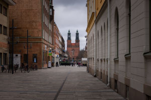 Eskilstuna var för ett par år sedan en av de första svenska kommuner som förbjöd tiggeri. Eskilstuna gatuvy med kyrka i bakgrunden.