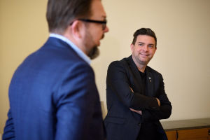 Jimmy Jansson vände sig mot Moderaterna när majoriteten med Miljöpartiet och Vänsterpartiet föll under den förra mandatperioden. Två män i kostym samtalar.
