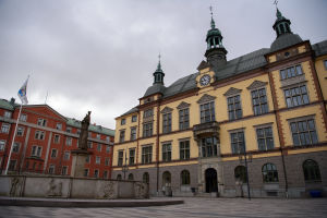 Eskilstuna ligger drygt hundra kilometer väster om Stockholm och har tusentals invånare med finska rötter. Eskilstuna torg med gammalt stadshus och staty.