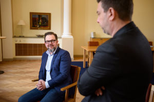 Det är klart det finns frågor där vi inte tycker lika, men vi börjar inte gräva upp dem, säger Jari Puustinen (M). Två män i kostym samtalar.