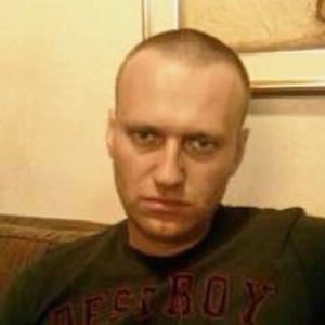 Ett foto som föreställer Aleksej Navalnyj har publicerats på hans Instagramkonto Aleksej Navalnyj tittar in i kameran med ett sammanbitet uttryck.