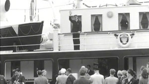 Prinssi Philip vilkuttaa M/S Patricia -laivan kannelta Helsingissä 1952.