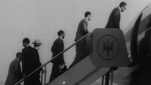 Edinburghin herttua, prinssi Philipin seuruetta nousemassa lentokoneeseen v. 1952