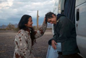 Ohjaaja Chloé Zhao ja näyttelijä Frances McDormand Nomadland-elokuvan kuvauksissa. Elokuvaohjaaja silittää näyttelijänsä päätä.