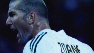 Zinédine Zidane hänestä kertovasta dokumenttielokuvassa. Lähikuva huutavasta jalkapalloilijasta, jonka selässä lukee Zidane.