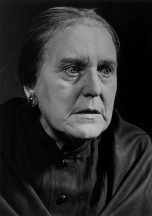 Ruth Baldor som Bernarda Alba i Deutsches Theater Berlins uppsättning av Bernarda Albas hus år 1950. Svartvitt foto av en sträng gammal kvinna i svart.
