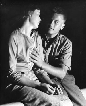 Irja Myllylä ja Lauri Haapanen elokuvassa Hetkiä yössä (1961). Irja Myllylä ja Lauri Haapanen elokuvassa Hetkiä yössä (1961).