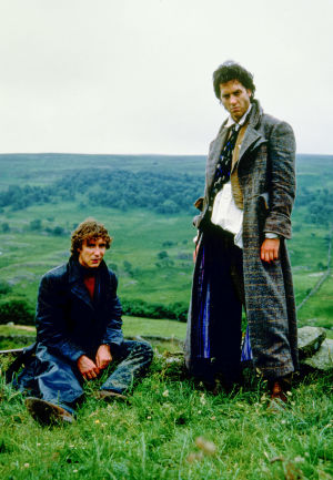 Withnail and I Paul McGann ("I") ja Richard E. Grant (Withnail) maalaismaisemassa elokuvassa Withnail and I (Onnen kiertolaiset)