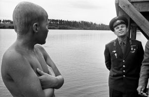 Juri Gagarin matkalla Hämeenlinnaan 1961. Juri Gagarin ja pikkupoika. Caj Bremerin valokuva.