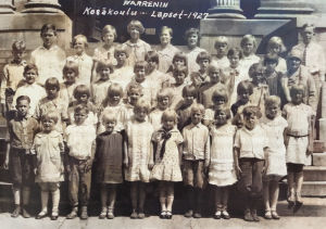 Warrenin kesäkoulun luokkakuva. Allan eturivissä rusettikaulaisen tytön oikealla puolella. Eturivissä vasemmalla tuleva soittokaveri Bruno Sjöblom, johon Allan törmäsi myöhemmin Tsheljabinskin leirillä. Ohion Warrenin kesäkoulun lapsia 1920-luvulla.