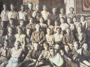 Petroskoin suomalaisen keskikoulun 5A-luokka vuonna 1934. Allan ylimmässä rivissä keskellä. Petroskoin suomalaisen keskikoulun 5A-luokka vuonna 1934.