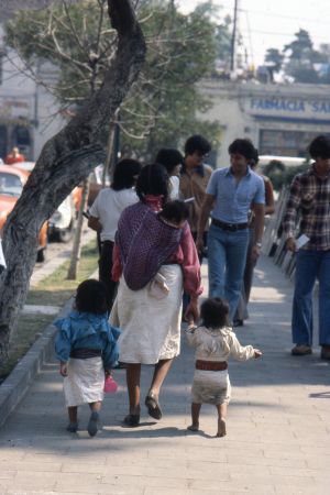 Jaana Kanninen otti tämän kuvan Meksikossa ensimmäisellä matkallaan vuonna 1979. Meksikolaisia kävelemässä kadulla, äiti taluttaa kahta pientä lasta.