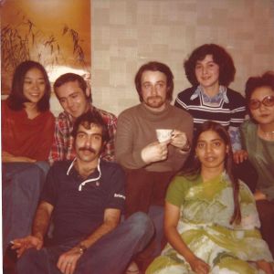 Opiskelijat ryhmäkuvassa 1970-luvulla. Kuvan keskellä nuori mies pitelee kädessään teekuppia.