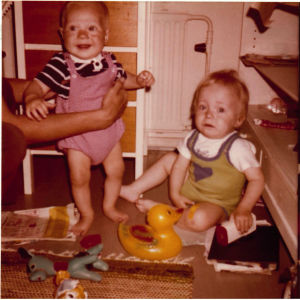 Juha Ruokangas (oikealla) kylässä serkkunsa Sami Ruokankaan luona Riihimäellä noin vuonna 1974. Serkukset ovat olleet ystäviä koko elämänsä ajan ja musiikki yhdistää heitä: Sami on rockmusiikkiin perehtynyt kulttuuritoimittaja ja Juha soitinrakentajamestari. Serkukset Juha ja Sami Ruokangas taaperoikäisinä leikkimässä keltaisella kumiankalla.