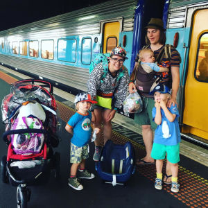 Frank Martelan perhe Melbournen rautatieaseman laiturilla ryhmäkuvassa.