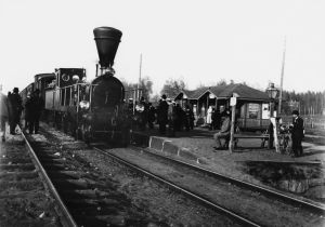 Juna Oulunkylän rautatieasemalla (valmistunut 1907, palanut).