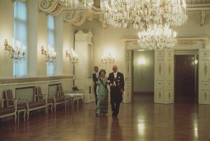 Englannin kuningatar Elisabet II ja prinssi Philip virallisella vierailulla Suomessa. Illalliset presidentinlinnassa, presidentti Urho Kekkonen saattaa kuningatar Elisabet II:n sisään, prinssi Philip seuraa jäljessä.