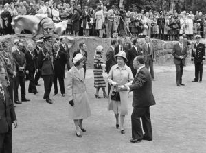 Keskellä kuningatar Elisabet II ja oikealla Helsingin kaupunginjohtaja Teuvo Aura Helsingin Sibeliuksen puistossa 1976