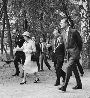 Vasemmalla kuningatar Elisabet II, keskellä Helsingin kaupunginjohtaja Teuvo Aura ja oikealla prinssi Philip Helsingin Sibeliuksen puistossa 1976.