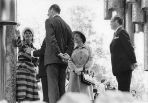 Englannin kuningatar Elisabet II ja prinssi Philip virallisella vierailulla Suomessa 1976, kuvanveistäjä Eila Hiltunen esittelee Sibelius-monumenttia.