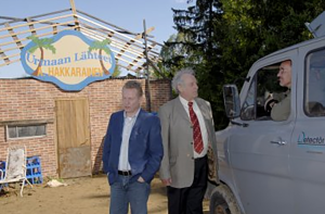 Tv-sarjan kolme miesnäyttelijää ulkokuvassa.